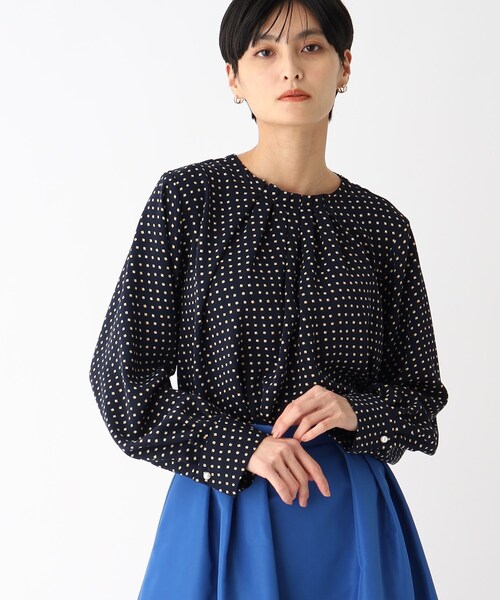 OPAQUE.CLIP（オペークドットクリップ）の「◆タックデザインブラウス（シャツ/ブラウス・レディース・オフホワイト/ホワイト系3/ネイビー系/ライトグレー・38/40）」の4枚目の写真
