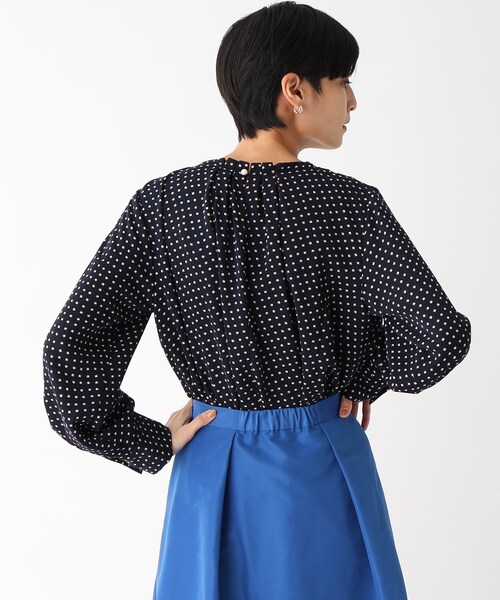OPAQUE.CLIP（オペークドットクリップ）の「◆タックデザインブラウス（シャツ/ブラウス・レディース・オフホワイト/ホワイト系3/ネイビー系/ライトグレー・38/40）」の6枚目の写真