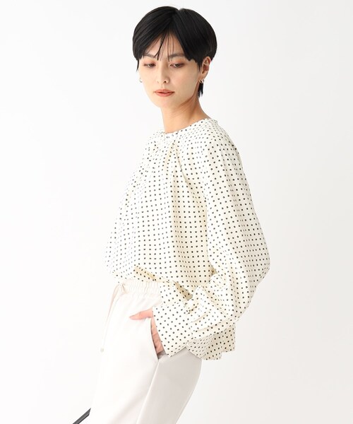 OPAQUE.CLIP（オペークドットクリップ）の「◆タックデザインブラウス（シャツ/ブラウス・レディース・オフホワイト/ホワイト系3/ネイビー系/ライトグレー・38/40）」の10枚目の写真