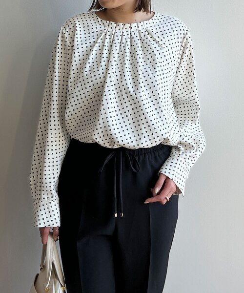 OPAQUE.CLIP（オペークドットクリップ）の「◆タックデザインブラウス（シャツ/ブラウス・レディース・オフホワイト/ホワイト系3/ネイビー系/ライトグレー・38/40）」の16枚目の写真