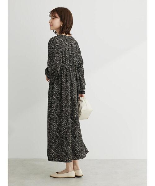 レッドヴァレンティノ 花柄 フレアワンピース 前ボタン シャンパンゴールド 40 Green Parks（グリーンパークス）の「パールボタン付き花柄フィット