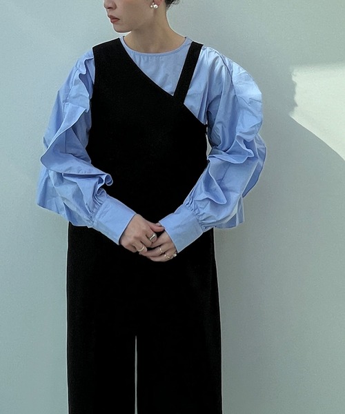 y/m（イム）の「アシンメトリーショルダーオールインワン