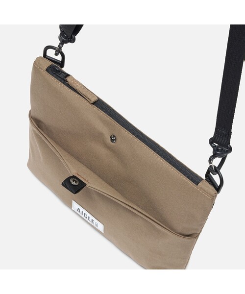 AIGLE（エーグル）の「アーバンモビリティサコッシュ（ショルダーバッグ・レディース・ブラウン/ダークネイビー・FREE）」の10枚目の写真