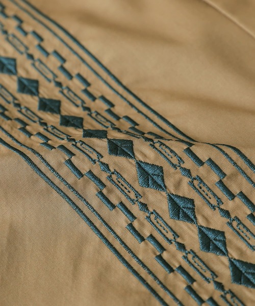 n'OrLABEL(ノアールレーベル)の「『幾何学柄刺繍デザイン開襟シャツ』(シャツ/ブラウス・メンズ・オリーブ/ブラック・2/3)」の11枚目の写真