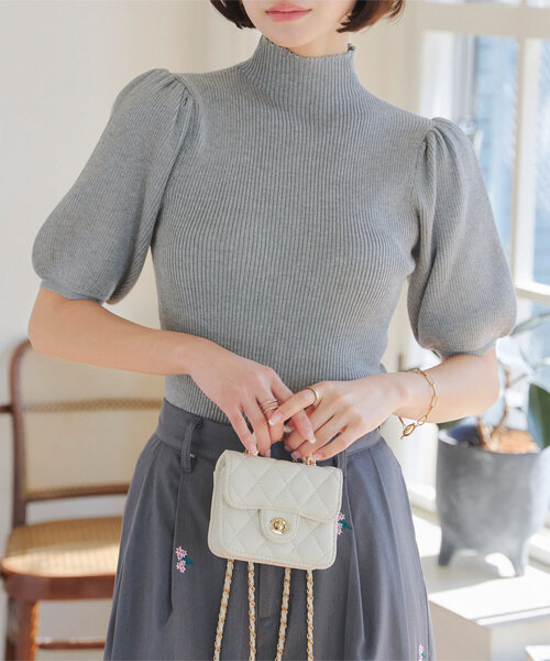 KOBE LETTUCE（コウベレタス）の「モックネックorスクエアネックぽわんスリーブニットトップス（ニット/セーター・レディース・ピンク系/ブラック/オフホワイト/ネイビー/パープル系/イエロー/グレイッシュベージュ/ベージュ系その他/ライトグリーン/ベージュ系/ピンク系1/ブラック系その他/ボルドー/ホワイト系/レッド系/ブラック系その他2/ベージュ系1/グレー系/ブラック系その他3/グレー/ブラック系/レッド/ブラック系その他4・FREE）」の9枚目の写真