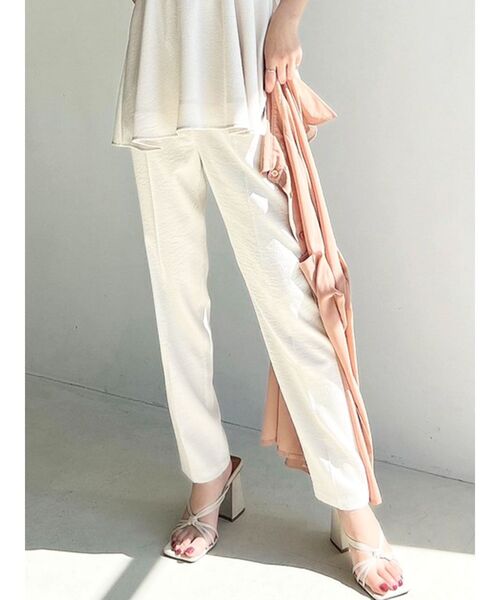 RESEXXY（リゼクシー）の「クレープテーパードパンツ【セットアップ着用可能】（その他パンツ・レディース・ブラック/アイボリー/オレンジ・FREE）」の2枚目の写真