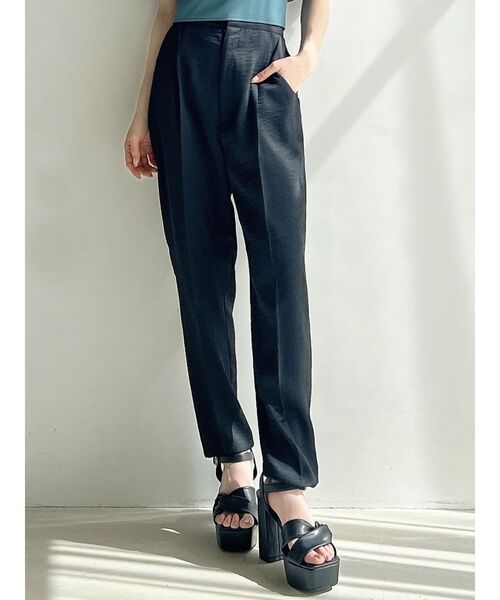 RESEXXY（リゼクシー）の「クレープテーパードパンツ【セットアップ着用可能】（その他パンツ・レディース・ブラック/アイボリー/オレンジ・FREE）」の3枚目の写真