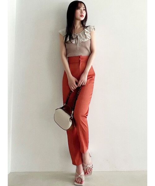 RESEXXY（リゼクシー）の「クレープテーパードパンツ【セットアップ着用可能】（その他パンツ・レディース・ブラック/アイボリー/オレンジ・FREE）」の4枚目の写真