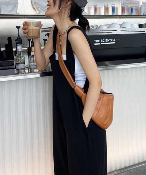 nuanti(ニュアンティ)の「Iラインシルエットサロペット(サロペット/オーバーオール・レディース・ブラック・M/L/S)」の12枚目の写真