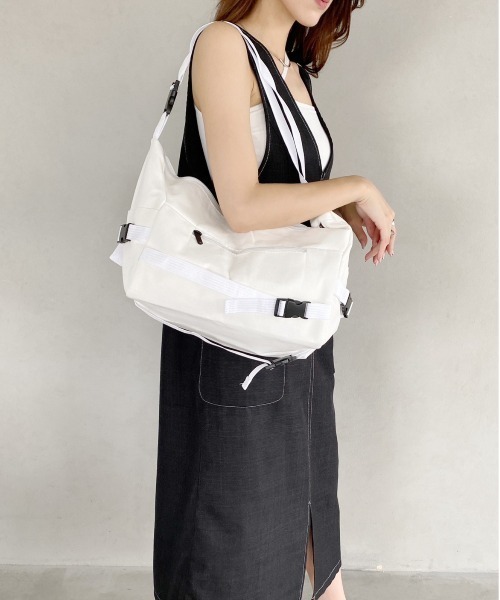 thank U more（サンキューモア）の「【大容量】デザインショルダーバッグ／メッセンジャーバッグ（ショルダーバッグ・レディース・ブラック/ホワイト・FREE）」の2枚目の写真