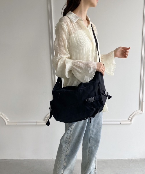 thank U more（サンキューモア）の「【大容量】デザインショルダーバッグ／メッセンジャーバッグ（ショルダーバッグ・レディース・ブラック/ホワイト・FREE）」の4枚目の写真