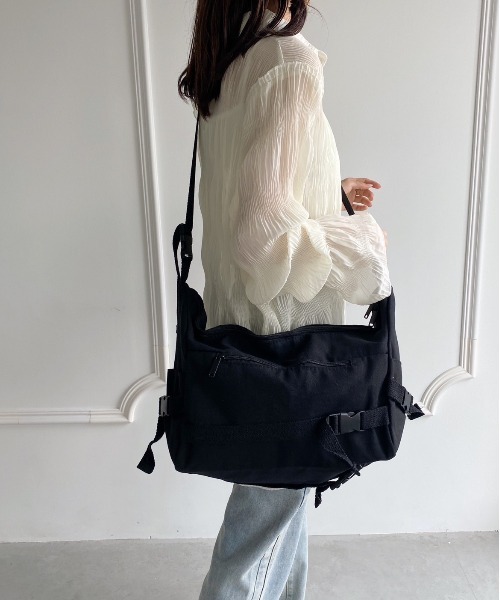 thank U more（サンキューモア）の「【大容量】デザインショルダーバッグ／メッセンジャーバッグ（ショルダーバッグ・レディース・ブラック/ホワイト・FREE）」の5枚目の写真