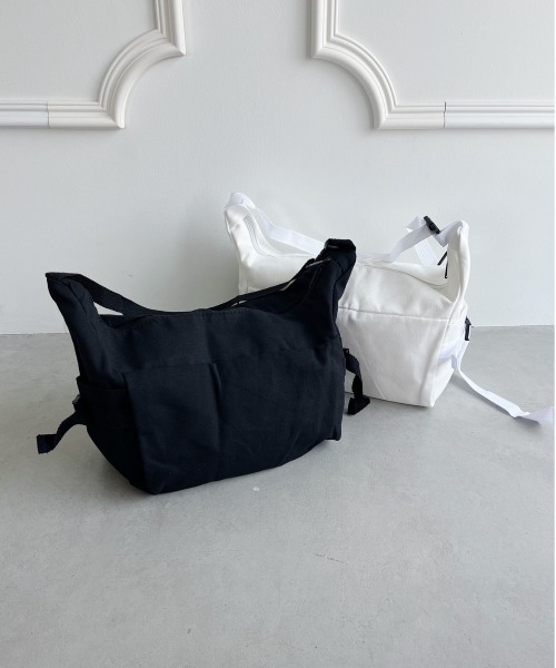 thank U more（サンキューモア）の「【大容量】デザインショルダーバッグ／メッセンジャーバッグ（ショルダーバッグ・レディース・ブラック/ホワイト・FREE）」の7枚目の写真