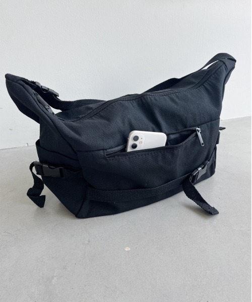 thank U more（サンキューモア）の「【大容量】デザインショルダーバッグ／メッセンジャーバッグ（ショルダーバッグ・レディース・ブラック/ホワイト・FREE）」の10枚目の写真