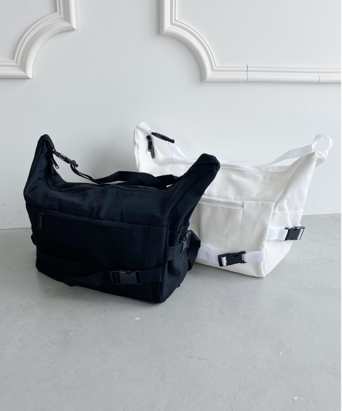 thank U more（サンキューモア）の「【大容量】デザインショルダーバッグ／メッセンジャーバッグ（ショルダーバッグ・レディース・ブラック/ホワイト・FREE）」の11枚目の写真