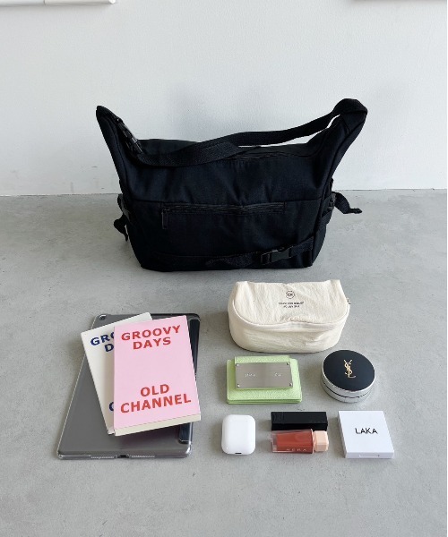 thank U more（サンキューモア）の「【大容量】デザインショルダーバッグ／メッセンジャーバッグ（ショルダーバッグ・レディース・ブラック/ホワイト・FREE）」の12枚目の写真