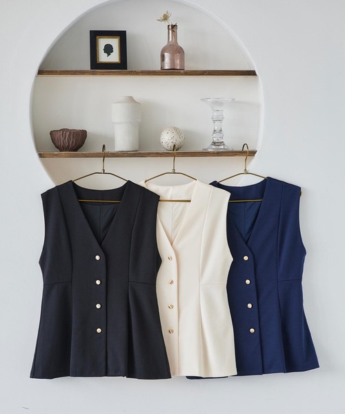 KOBE LETTUCE（コウベレタス）の「[ 低身長向けサイズ ]  ゴールドボタンペプラムジレベスト（ベスト・レディース・ネイビー/ブラック/アイボリー・PM）」の4枚目の写真