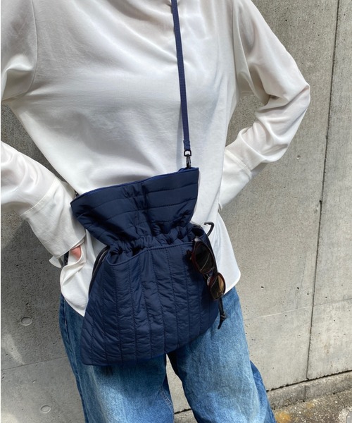 SOLPRESA(ソルプレーサ)の「●【洗濯機洗い可能】巾着ポーチショルダーバッグ(ショルダーバッグ・レディース・ホワイト/ブラック/チャコールグレー/グレイッシュベージュ/ピンク/ネイビー/カーキ・ONE SIZE)」の6枚目の写真