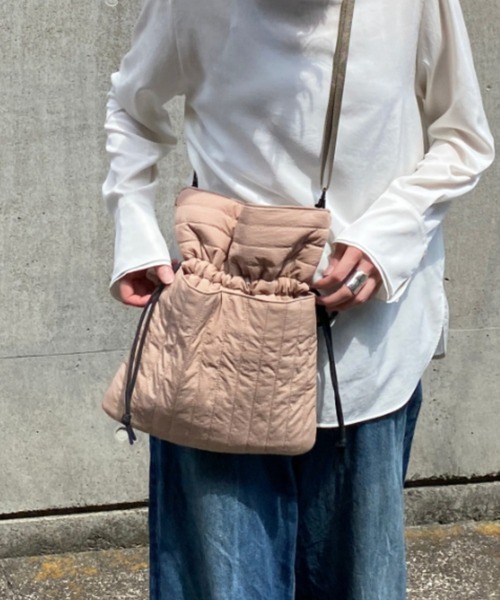 SOLPRESA(ソルプレーサ)の「●【洗濯機洗い可能】巾着ポーチショルダーバッグ(ショルダーバッグ・レディース・ホワイト/ブラック/チャコールグレー/グレイッシュベージュ/ピンク/ネイビー/カーキ・ONE SIZE)」の4枚目の写真