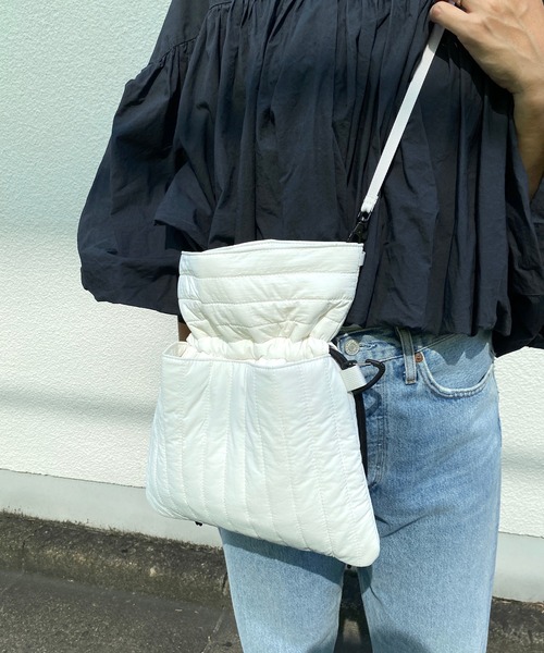 SOLPRESA(ソルプレーサ)の「●【洗濯機洗い可能】巾着ポーチショルダーバッグ(ショルダーバッグ・レディース・ホワイト/ブラック/チャコールグレー/グレイッシュベージュ/ピンク/ネイビー/カーキ・ONE SIZE)」の12枚目の写真