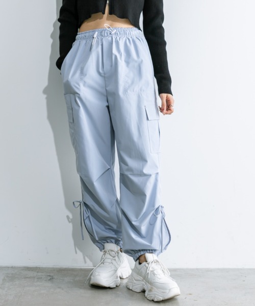 OLIVE des OLIVE（オリーブデオリーブ）の「【WEB/一部店舗限定カラーあり】NEW裾スリットリボンカーゴパンツ　1032020060（カーゴパンツ・レディース・サックスブルー/ブラック/ピンク系その他/ピンク/オフホワイト・FREE）」の3枚目の写真