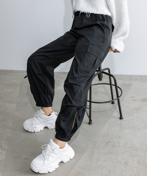 OLIVE des OLIVE（オリーブデオリーブ）の「【WEB/一部店舗限定カラーあり】NEW裾スリットリボンカーゴパンツ　1032020060（カーゴパンツ・レディース・サックスブルー/ブラック/ピンク系その他/ピンク/オフホワイト・FREE）」の2枚目の写真