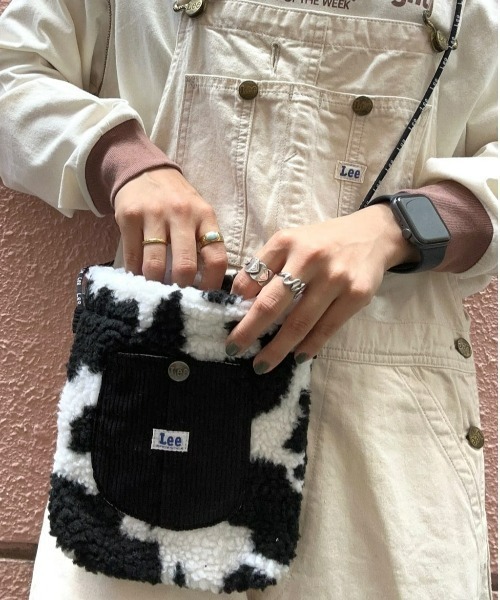 Lee(リー)の「【Lee】LEEボアミニポーチ(ショルダーバッグ・レディース・ブラック×ホワイト/ホワイト/ブラック・ONE SIZE)」の3枚目の写真