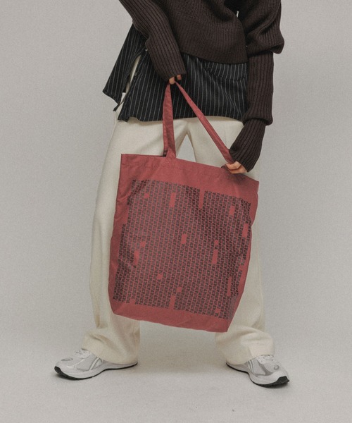 M TO R（ムウトアール）の「［BAG］M TO R ORIGINAL LOGO NYLON TOTE（トートバッグ・レディース・ワイン/ブラック・FREE）」の4枚目の写真