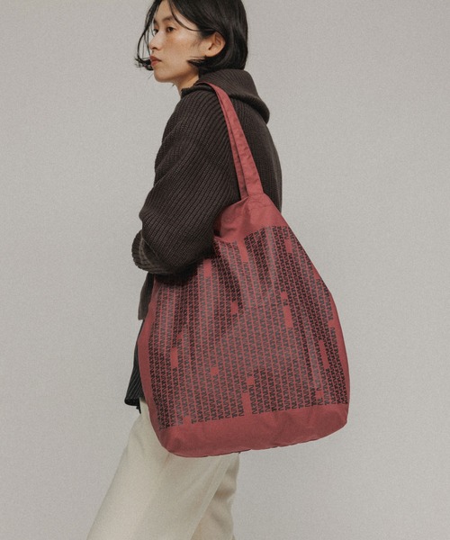 M TO R（ムウトアール）の「［BAG］M TO R ORIGINAL LOGO NYLON TOTE（トートバッグ・レディース・ワイン/ブラック・FREE）」の8枚目の写真