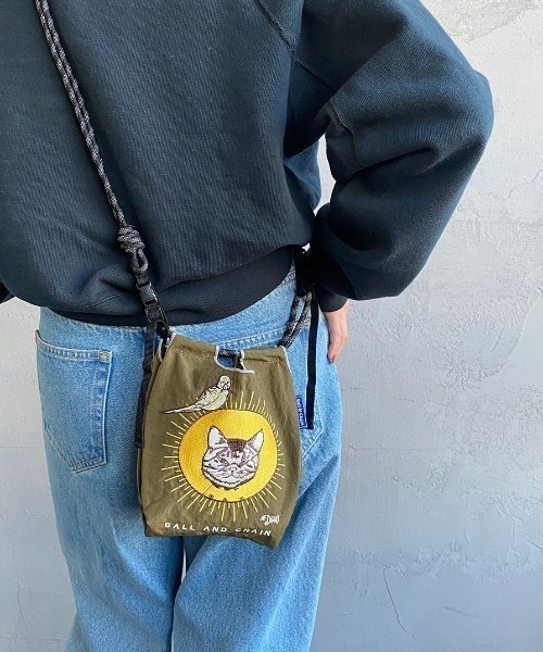 Ball&Chain（ボールアンドチェーン）の「[BALL&CHAIN/ボールアンドチェーン] D.CAT 刺繍デザインナイロンバッグ スモールサイズ（ショルダーバッグ・レディース・カーキ・S）」の6枚目の写真