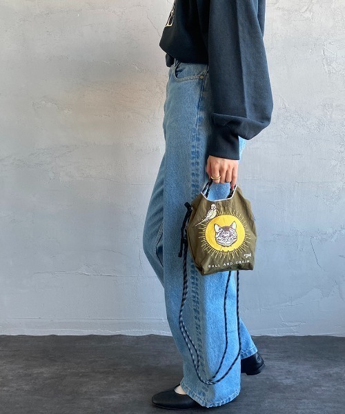 Ball&Chain（ボールアンドチェーン）の「[BALL&CHAIN/ボールアンドチェーン] D.CAT 刺繍デザインナイロンバッグ スモールサイズ（ショルダーバッグ・レディース・カーキ・S）」の7枚目の写真