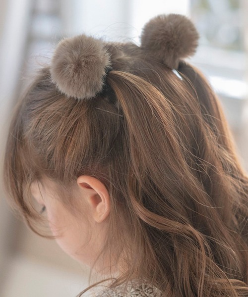 Catherine Cottage（キャサリンコテージ）の「ポンポンファーヘアゴム　2個セット（ヘアゴム・キッズ・ブラウン/ピンク/グレー/ブルー/オフホワイト/モーブ系/ライラック/ベージュ・FREE）」の4枚目の写真