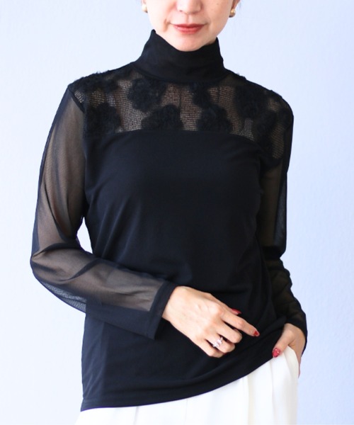 Vieo（ヴィオ）の「チュール花を添えるシアートップス（Tシャツ/カットソー・レディース・ホワイト/ブラック・FREE）」の2枚目の写真
