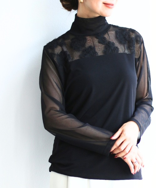 Vieo（ヴィオ）の「チュール花を添えるシアートップス（Tシャツ/カットソー・レディース・ホワイト/ブラック・FREE）」の5枚目の写真