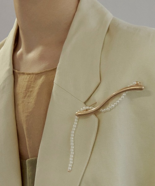 GOLDY(ゴールディ)の「メタル ライン ハング パール ブローチ(ブローチ/コサージュ・レディース・ゴールド/シルバー系その他/ゴールド系その他/シルバー・FREE)」の4枚目の写真