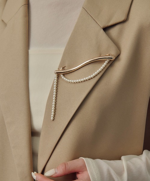 GOLDY(ゴールディ)の「メタル ライン ハング パール ブローチ(ブローチ/コサージュ・レディース・ゴールド/シルバー系その他/ゴールド系その他/シルバー・FREE)」の1枚目の写真