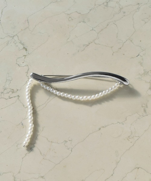 GOLDY(ゴールディ)の「メタル ライン ハング パール ブローチ(ブローチ/コサージュ・レディース・ゴールド/シルバー系その他/ゴールド系その他/シルバー・FREE)」の5枚目の写真