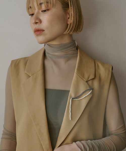 GOLDY(ゴールディ)の「メタル ライン ハング パール ブローチ(ブローチ/コサージュ・レディース・ゴールド/シルバー系その他/ゴールド系その他/シルバー・FREE)」の9枚目の写真