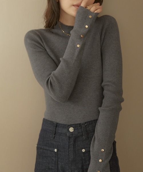 ACYM(アシーム)の「マシュマロボタンスリーブニット(ニット/セーター・レディース・ブラック/グレー/ブラウン/アイボリー・FREE)」の4枚目の写真