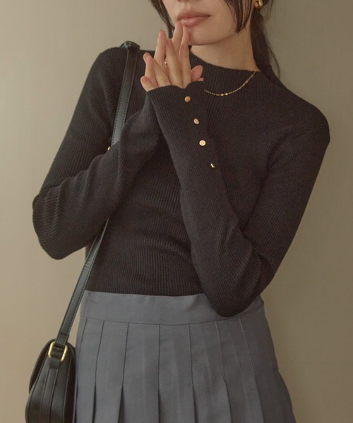 ACYM(アシーム)の「マシュマロボタンスリーブニット(ニット/セーター・レディース・ブラック/グレー/ブラウン/アイボリー・FREE)」の3枚目の写真