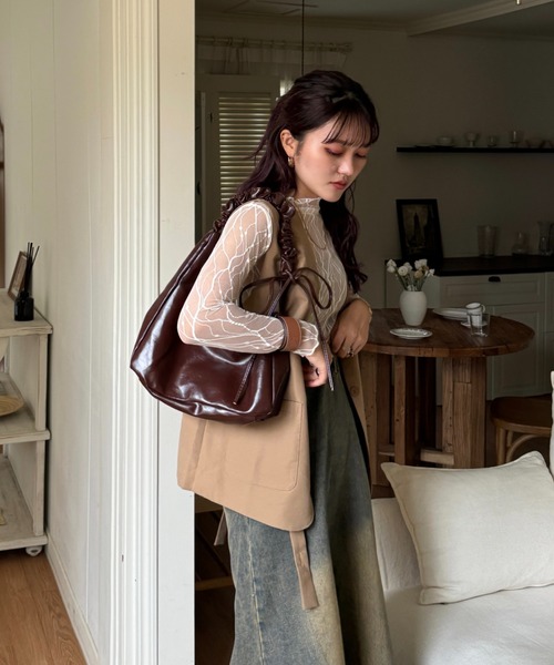 efill（エフィル）の「シャーリング リボン レザー ショルダー バッグ（ハンドバッグ・レディース・ブラウン・FREE）」の8枚目の写真