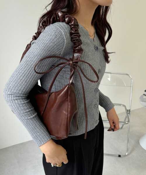 efill（エフィル）の「シャーリング リボン レザー ショルダー バッグ（ハンドバッグ・レディース・ブラウン・FREE）」の17枚目の写真
