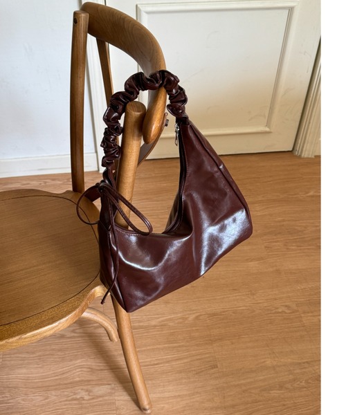 efill（エフィル）の「シャーリング リボン レザー ショルダー バッグ（ハンドバッグ・レディース・ブラウン・FREE）」の13枚目の写真