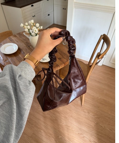 efill（エフィル）の「シャーリング リボン レザー ショルダー バッグ（ハンドバッグ・レディース・ブラウン・FREE）」の12枚目の写真