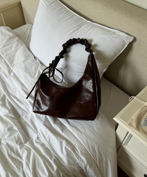 efill（エフィル）の「シャーリング リボン レザー ショルダー バッグ（ハンドバッグ・レディース・ブラウン・FREE）」の11枚目の写真