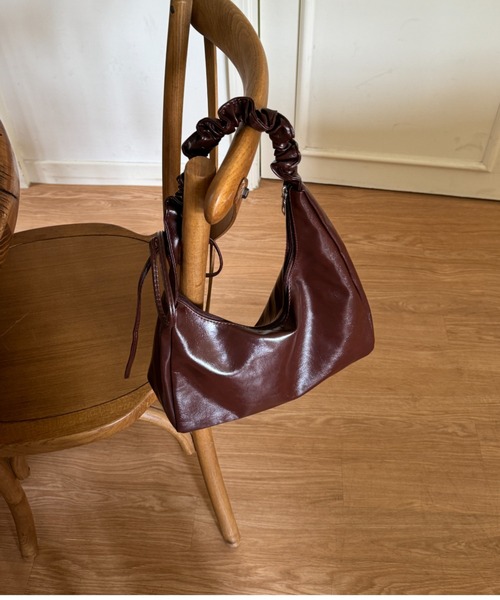 efill（エフィル）の「シャーリング リボン レザー ショルダー バッグ（ハンドバッグ・レディース・ブラウン・FREE）」の2枚目の写真