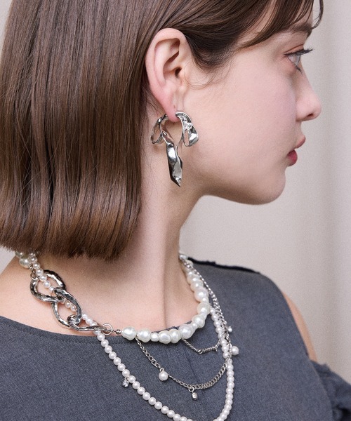 EIMY ISTOIRE(エイミーイストワール)の「metal ribbonサンドピアス(ピアス(両耳用)・レディース・シルバー・F)」の1枚目の写真