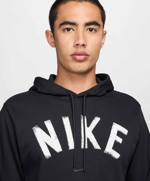 NIKE（ナイキ）の「《セットアップ対応商品》ナイキ スウッシュ メンズ Dri-FIT フレンチ テリー プルオーバー フィットネス パーカー / Nike Swoosh Men's Dri-FIT French Terry Pullover Fitness Hoodie FV9920-010 Black（パーカー・メンズ・ブラック・S/M/L/2XL/XL）」の4枚目の写真