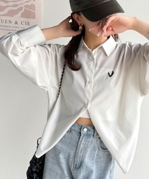 mily bilet | 【mily bilet】着こなし自由自在。キュートな胸刺繍2wayストラップ付きストライプシャツ(長袖)(シャツ/ブラウス)