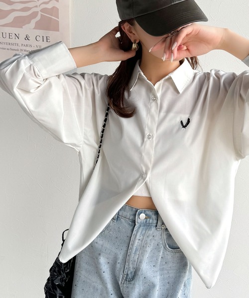 mily bilet(ミウィビレット)の「【mily bilet】ワンポイントが鍵!!着回し抜群。胸刺繍2wayストラップ付きストライプシャツ(長袖)(シャツ/ブラウス・レディース・ホワイト/ピンク/ブルー・MEDIUM/LARGE/X-LARGE/SMALL)」の1枚目の写真